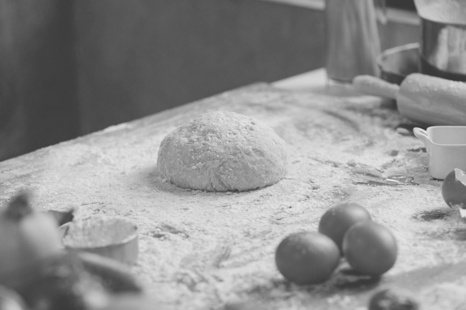 Frisches Gemüse und Obst auf einem Holztisch